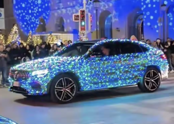 Bari, addobba l&rsquo;auto per Natale e viene fermato