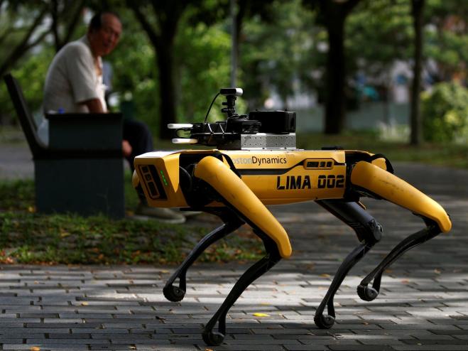 Singapore: cani robot invitano la gente a mantenere le distanze sociali