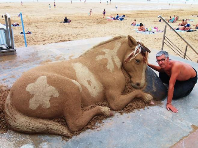 Artista crea sculture di sabbia così perfette da sembrare reali!