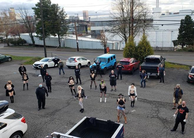 Le spogliarelliste degli strip club costrette a chiudere ora consegnano cibo a casa!