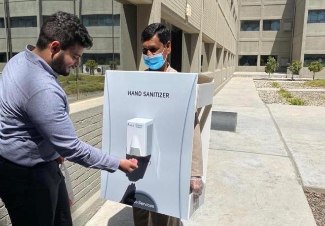 Polemica per un'azienda che ha utilizzato un uomo come disinfettante per le mani