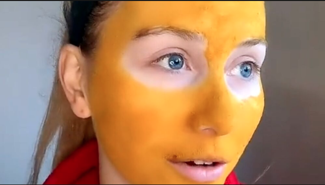 Si trasforma in Simpson dopo una maschera alla curcuma