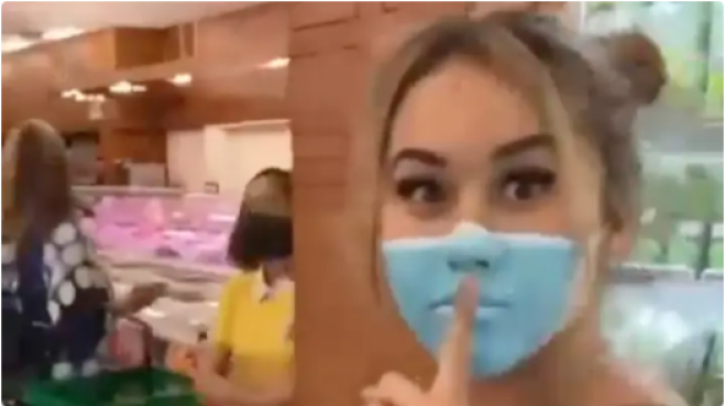 Influencer si dipingono la mascherina sul volto...