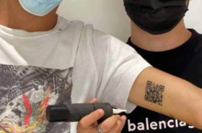 Green Pass tatuato nell'interno braccio