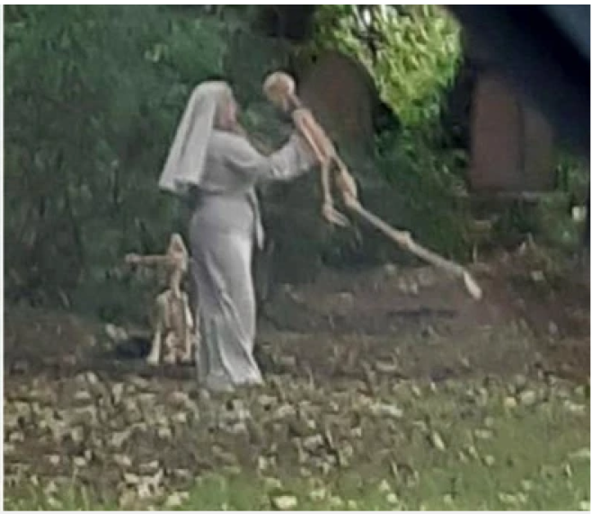 Suora ripresa mentre balla con uno scheletro
