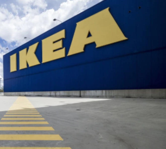 Chiamano la figlia Ikea e ricevono un divano