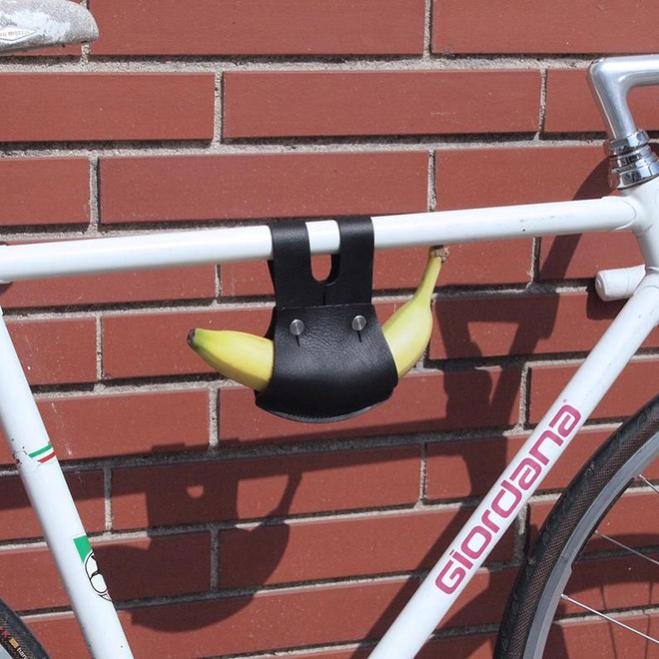 Porta banana in pelle per la tua bicicletta? Esiste davvero!