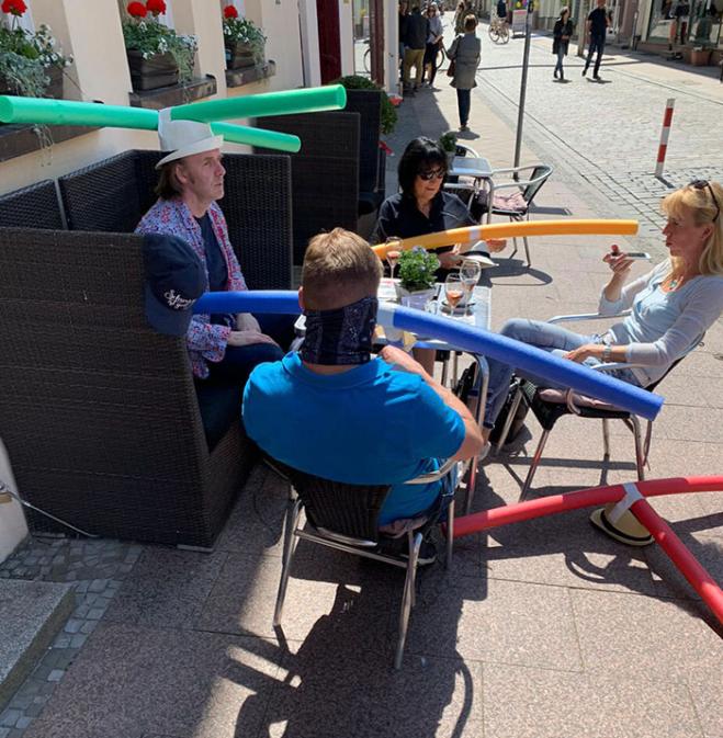In Germania un bar offre cappelli particolari per far mantenere le distanze sociali