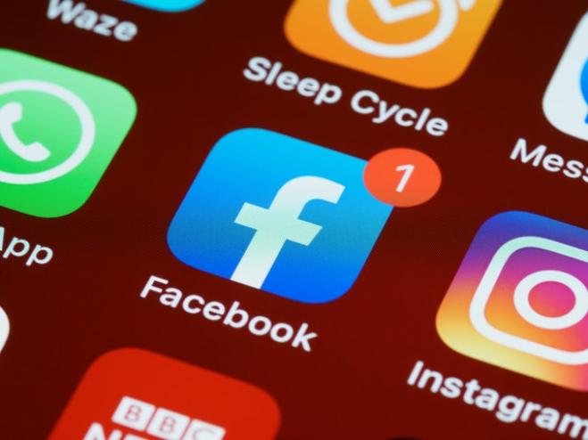Società peggiorata per colpa di Facebook