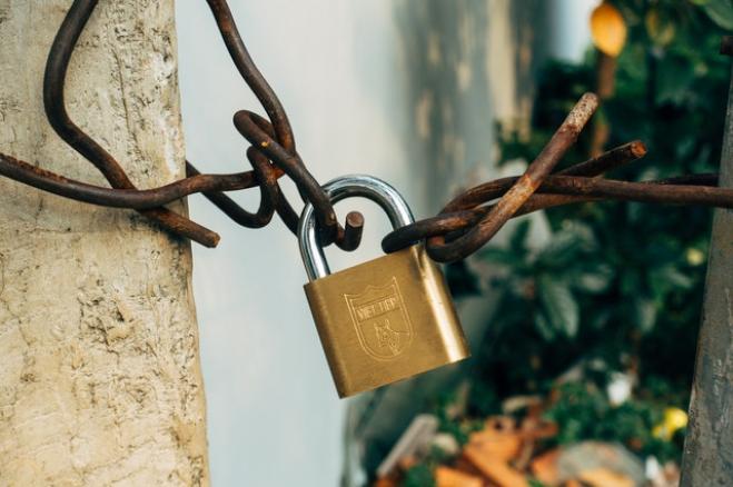 Occupano la sua casa mentre è dalla figlia