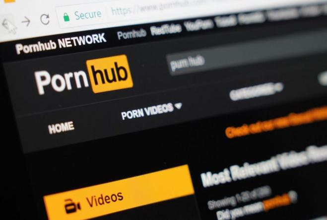 Non udente fa causa a Pornhub affermando che nei video manchino i sottotitoli!