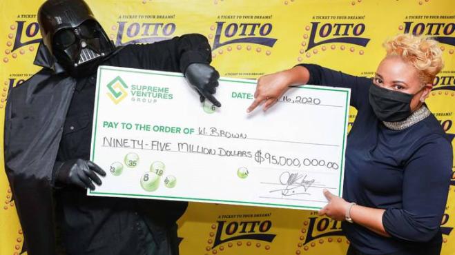 Vince alla lotteria e raccoglie il premio vestito da Darth Vader