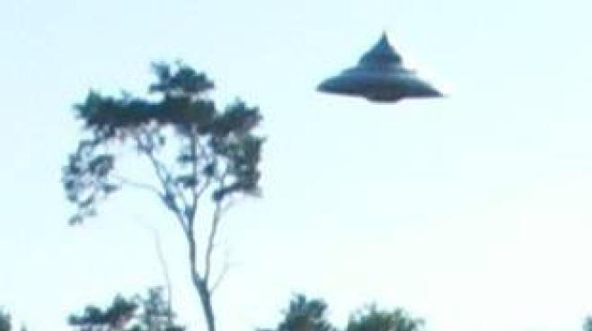 Immortalato un un ufo in bilico sulla foresta in Polonia