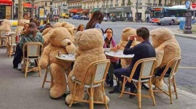 I bar di Parigi utilizzano orsacchiotti giganti per tenere le distanze sociali