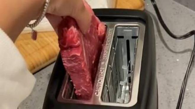 TikTok: utenti cucinano le bistecche usando il tostapane e tanto altro