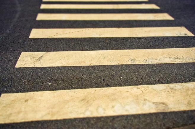 Disegna strisce pedonali per la moglie disabile e lo multano