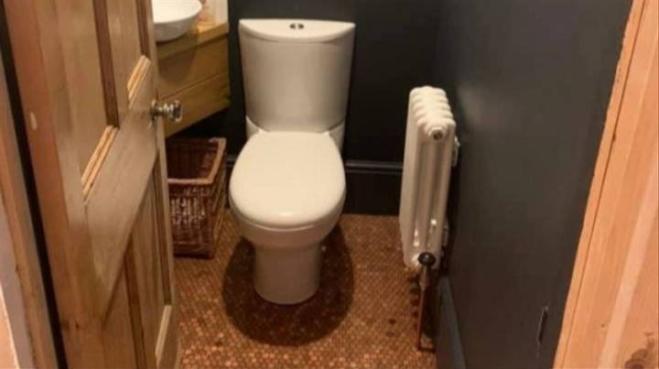 Uomo trasforma il pavimento del bagno con centinaia di monete!