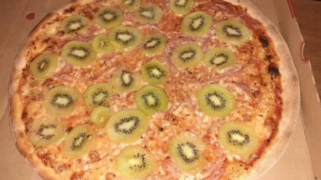 Addio alla pizza all'ananas, ora è il turno della pizza con i kiwi!