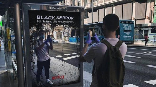 “La sesta stagione di Black Mirror.. la stiamo vivendo ora.” La pubblicità geniale che stupisce tutti