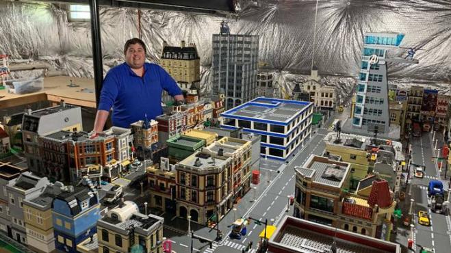 Uomo spende circa 80mila euro per ricreare un'enorme città in Lego