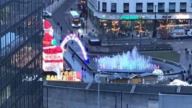 Il Babbo Natale gigante urina nella fontana? Dipende dai punti di vista!