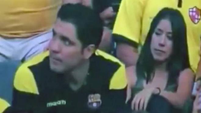 Viene immortalato dalla Kiss Cam, ma stava tradendo la compagna in diretta! 