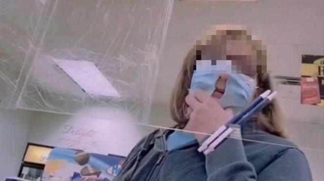 Donna fa un buco nella mascherina per permettere di “respirare meglio”