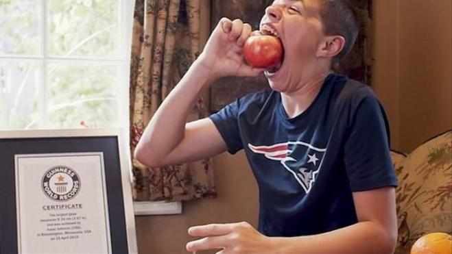 Ragazzino di 14 anni batte il record di bocca più grande del mondo!