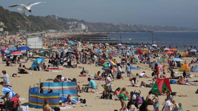  Spiagge affollate nel Regno Unito durante l'epidemia! 