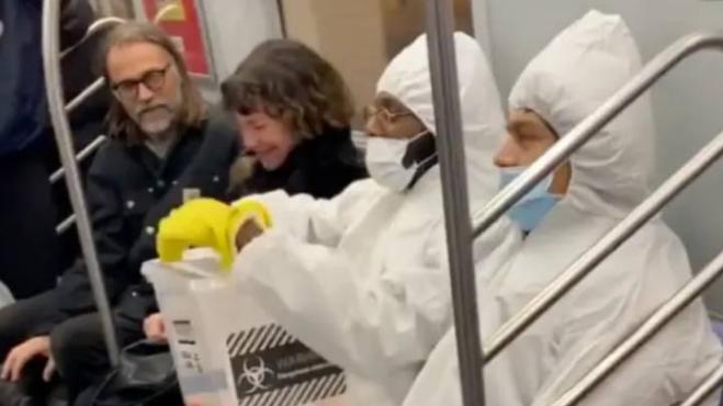 Versano il coronavirus all'interno della metro: lo scherzo terrorizza i passeggeri!