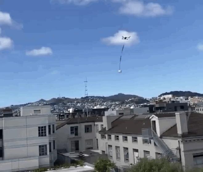 Pilota il suo drone attraversando San Francisco per portare la carta igienica al suo amico
